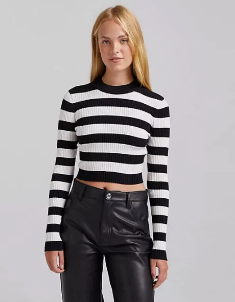 Bershka – Gestreifter Pullover aus Feinstrick in Schwarz-Weiß | ASOS