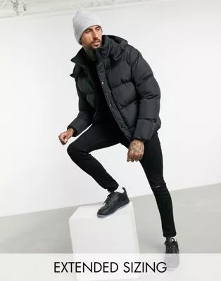 ASOS DESIGN – Recycelte Steppjacke in Schwarz mit abnehmbarer Kapuze | ASOS