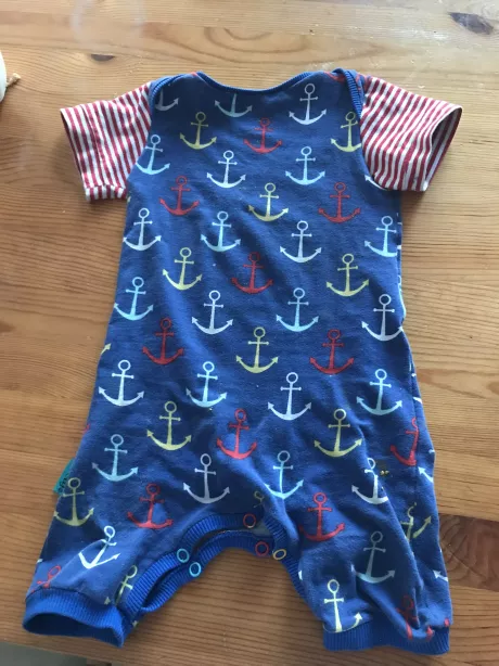 2 Sommerstrampler/Bodys mit Beinchen