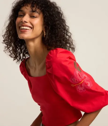 Blusa Cropped em Ribana com Flor Bordada na Manga Bufante Vermelho