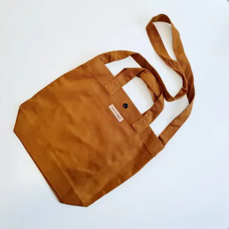 Mini Bag Caramelo: Bolsa Compacta com Alças Duplas e Bolso Interno
