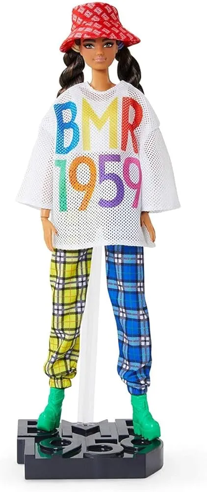 Barbie GNC48 - vollbewegliche Modepuppe (braune Haare, ca. 30 cm), mit Mesh-T-Shirt, Karierter Jogginghose und Bucket Hat, ab 6 Jahren: Amazon.de: Spielzeug