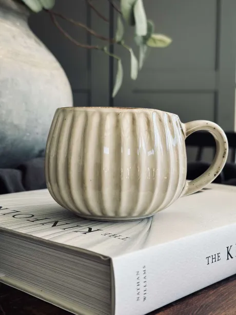 Krus VIGA Strib - Sand | Elegant stentøjskrus | 360 ml – VIAMAJA