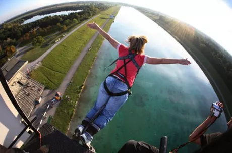 Bungee Jumping München – Schenke Erlebnisse von Jochen Schweizer